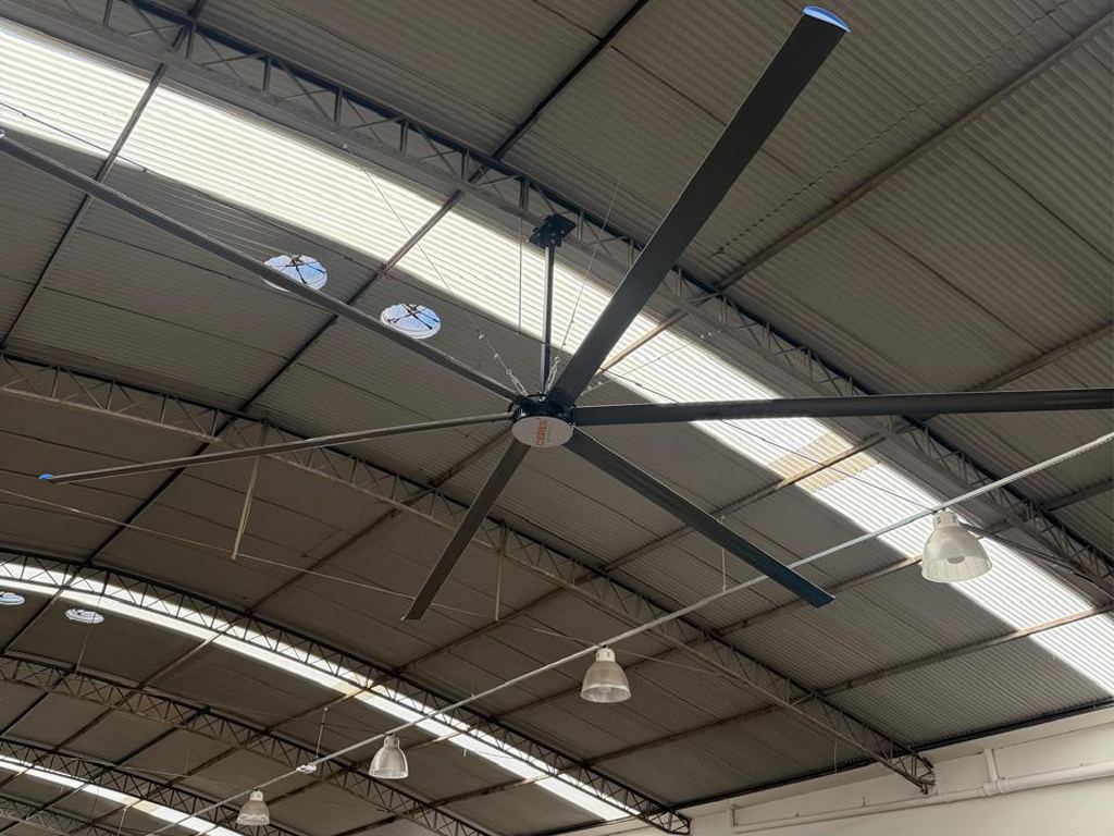 Ventilador industrial de teto com seis pás em instalação ampla