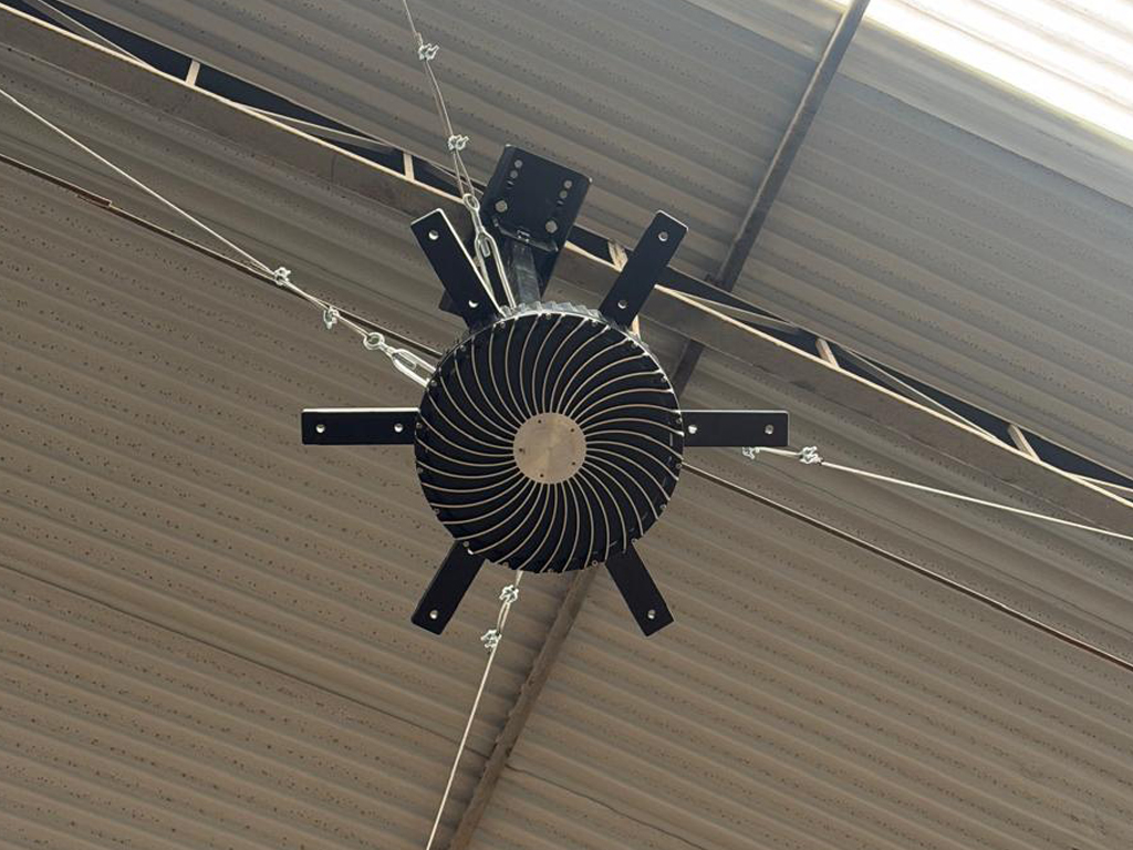 Ventilador HVLS instalado junto a estrutura metálica e iluminação industrial