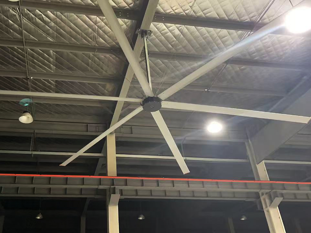 Ventilador industrial visto por baixo com marca CERES no motor