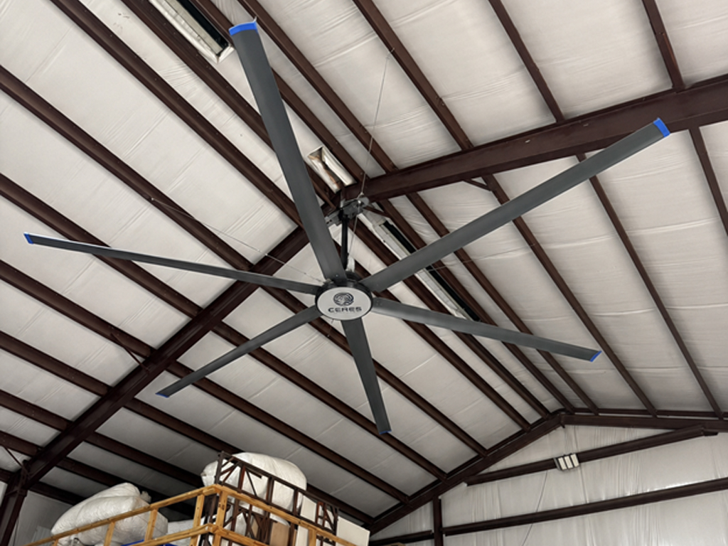 Ventilador HVLS CERES com seis pás instalado em galpão industrial