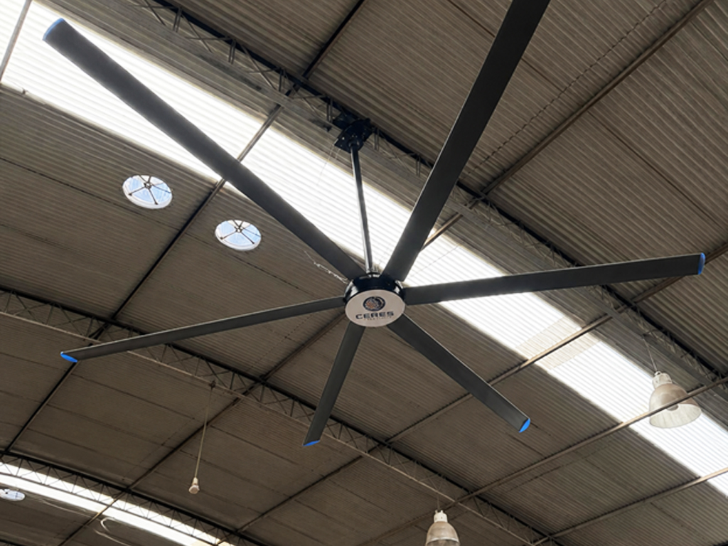 Ventilador industrial CERES Ventilação em armazém com claraboias